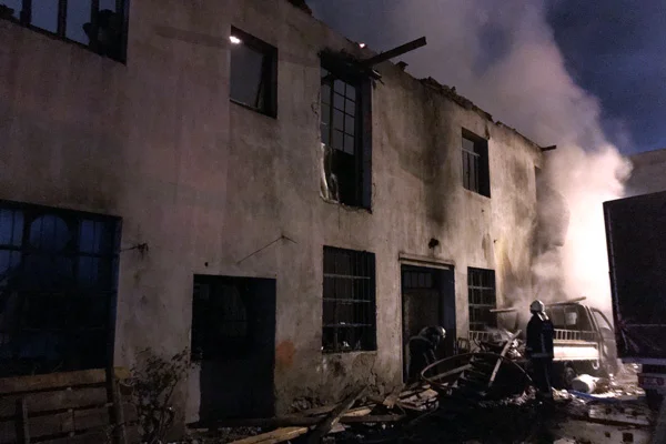 Bursa'da depo ve tekstil atölyesi yandı