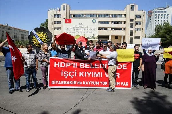 Diyarbakır Belediyesi'nde işten çıkarılan işçiler eylem yaptı