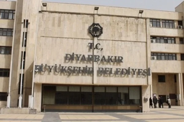 Diyarbakır'da terör iltisaklı 29 memur ve işçinin görevine son verildi
