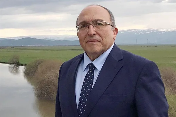 Dünyadan bir âlim geçti: Okudu, öğrendi, yazarak ve konuşarak bildiklerini paylaştı.. Güzel bir insandı...