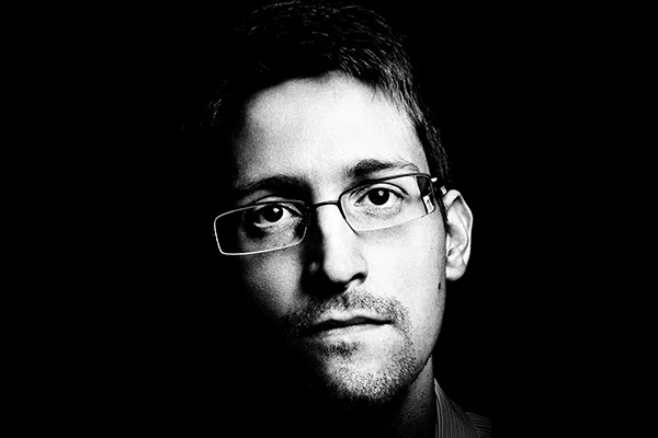 Edward Snowden uyardı: Dikkat! Sosyal medya sizi gizlice gözetliyor!