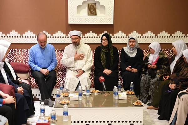 Erbaş, Mekke'de şehit yakınlarıyla buluştu