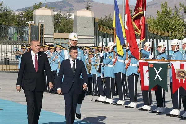 Erdoğan, Zelenskiy'i resmi törenle karşıladı