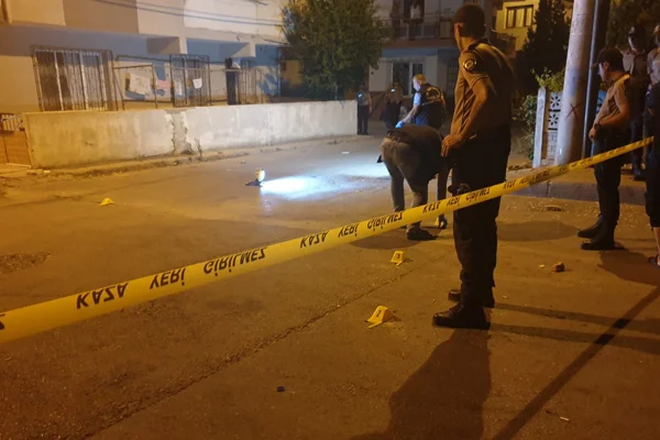 Evinin balkonunda otururken başından vuruldu