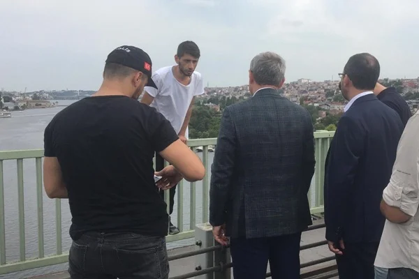 Haliç'te intihar girişimi! Bakan Kasapoğlu önledi