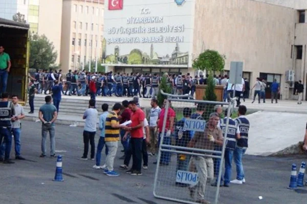 HDP'li belediyelere operasyon: Diyarbakır, Van ve Mardin Belediye Başkanları görevden uzaklaştırıldı