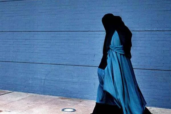 Hollanda'da, burka yasağı bugün yürürlüğe girdi