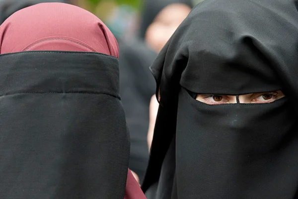 Hollanda'dan Sonra Almanya da, burka ve peçeyi yasaklamayı düşünüyor!