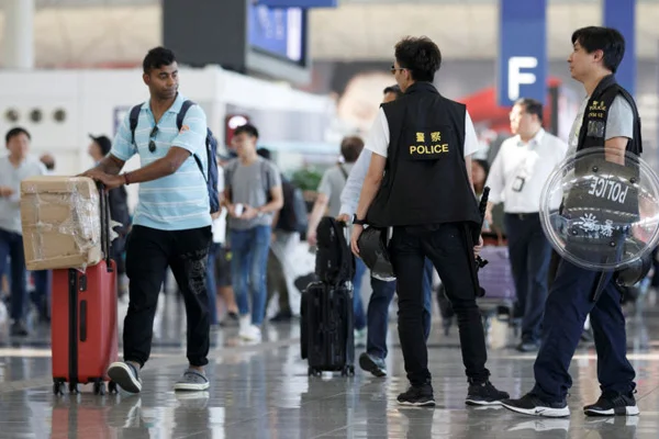 Hong Kong havalimanı yeniden uçuşlara açıldı