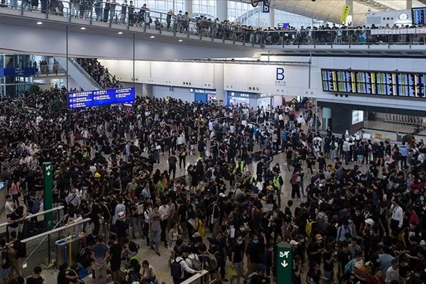 Hong Kong Uluslararası Havalimanı'nda uçuşlar iptal edildi