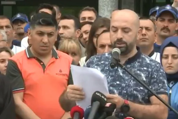 İBB önünde İmamoğlu'nu kınayan çalışan işten çıkarıldı