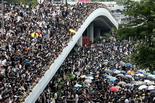 İngiliz politikacı: Hong Kong'da yaşayan herkese İngiltere vatandaşlığı verelim