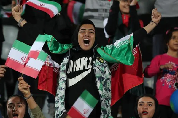 İran'da kadınlara, tribünden maç izleme izni çıktı!