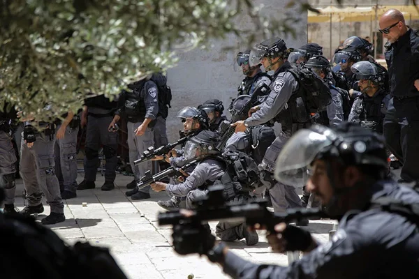 İsrail polisinden Mescid-i Aksa içinde Filistinlilere saldırı