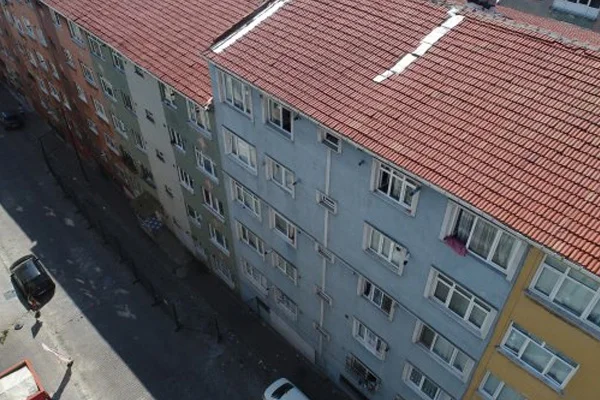 İstanbul Bağcılar'da kolonları çatlayan bina boşaltıldı