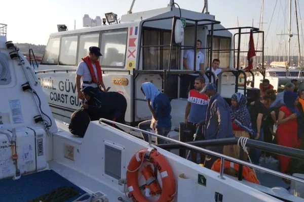 İzmir'de 69 düzensiz göçmen yakalandı