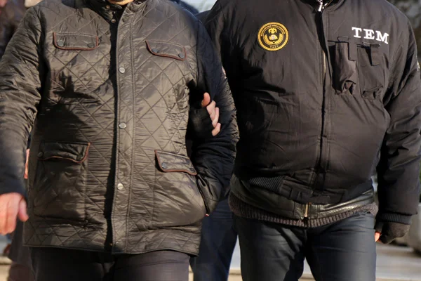 İzmir'de FETÖ'nün hücre evlerine operasyon: 14 gözaltı