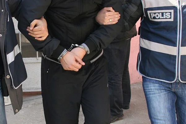 İzmir'de FETÖ operasyonu: 18 gözaltı