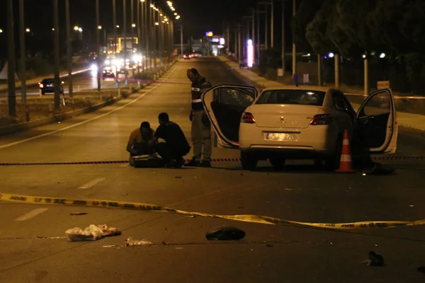 İzmir'de otomobil motosiklete çarptı: 2 ölü