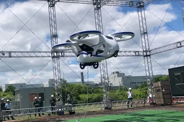 Japonya'da prototip uçan otomobil, deneme uçuşu yaptı