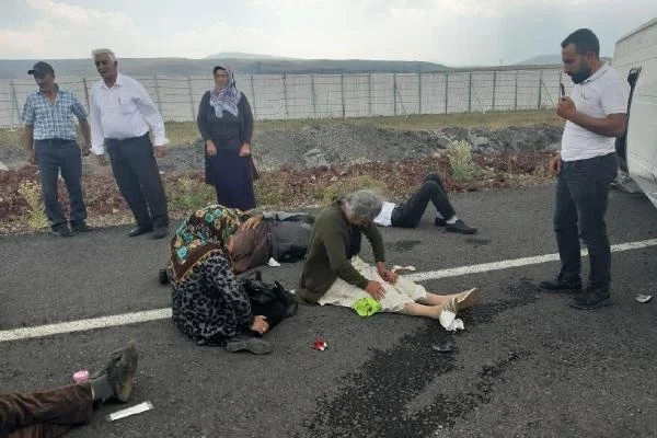 Kars'ta diyaliz hastalarının minibüsü devirdi: 8 yaralı