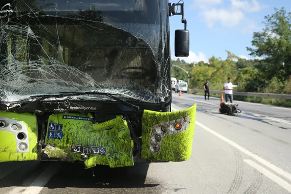Kazada otomobilin motoru yola fırladı