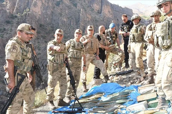 Kıran Operasyonu'nda PKK'ya ait silah ve mühimmat deposu bulundu