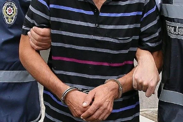 Kocaeli'de marketten 40 bin TL'lik sigara ve kuru yemiş çalan 3 şahıs yakalandı