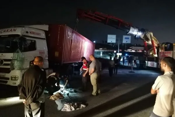 Kocaeli'de virajı alamayan tır devrildi