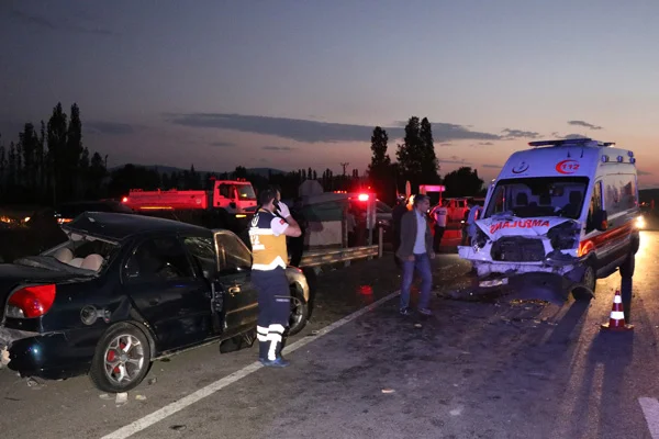 Kütahya'da zincirleme trafik kazası: 3 ölü, 4 yaralı