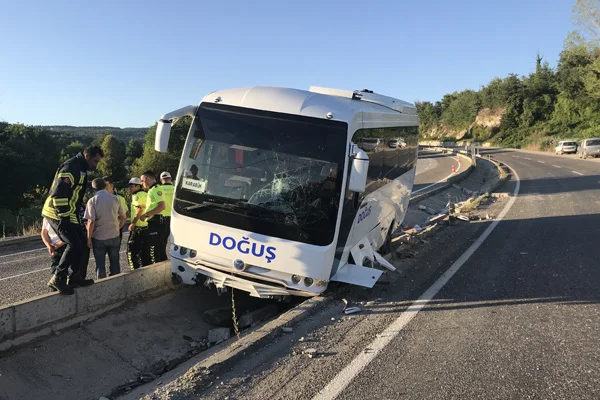 Lastiği patlayan midibüs refüje düştü: 1 yaralı