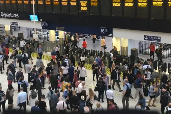 Londra'da elektrik kesildi: Metro ve tren seferleri durdu