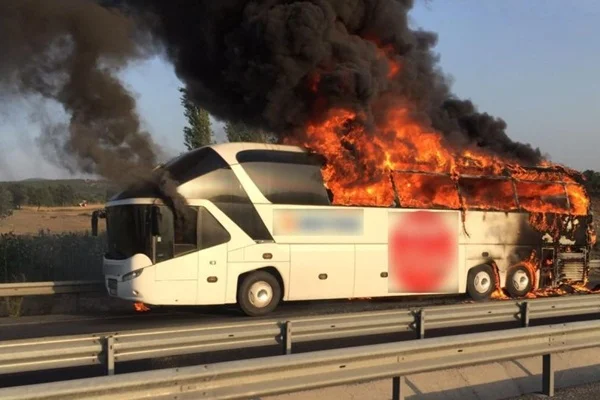 Manisa'da bir yolcu otobüsünde yangın