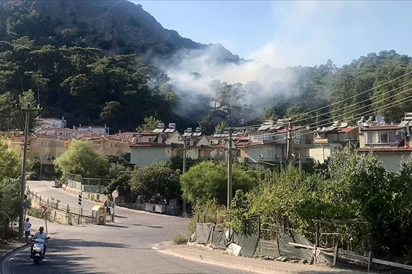 Marmaris'te yerleşim yerlerine yakın noktadaki orman yangını söndürüldü