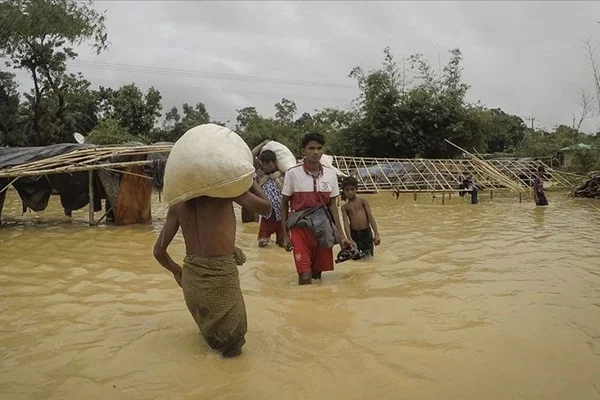Myanmar'da sel sebebiyle 200 bin kişi yerinden oldu
