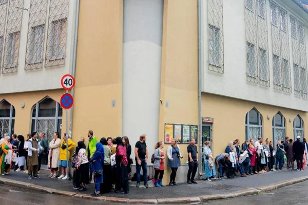 Norveçliler cami önünde nöbet tutuyor