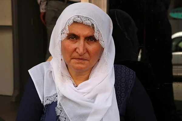 Oğlu için HDP önünde oturma eylemi yapan anne: HDP yeni planı devreye koydu