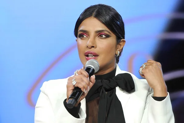 Pakistanlı aktivistten Hindistanlı oyuncu Priyanka Chopra'ya: Komşunuza karşı nükleer savaşı destekliyorsunuz