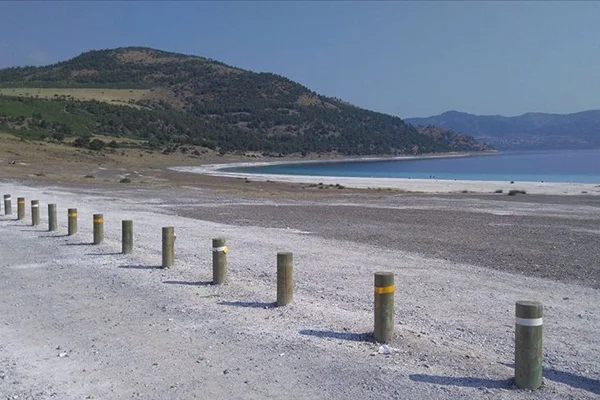 Salda Gölü ve çevresine koruma amaçlı ahşap bariyer sistemi kuruldu