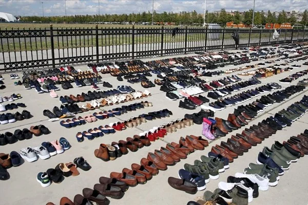 Selde ıslanan ayakkabılar Yenikapı'da kurutuluyor
