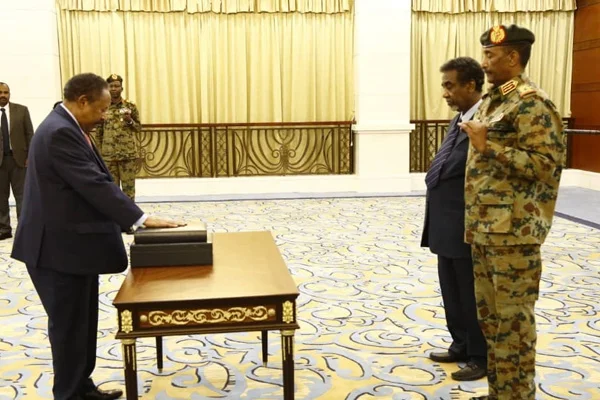 Sudan'da geçiş dönemi başbakanı Hamadok yemin etti