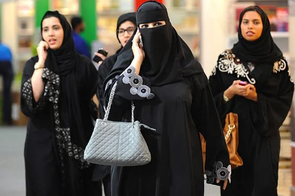 Suudi Arabistanlı kadınlar izinsiz seyahat etmeye başladı