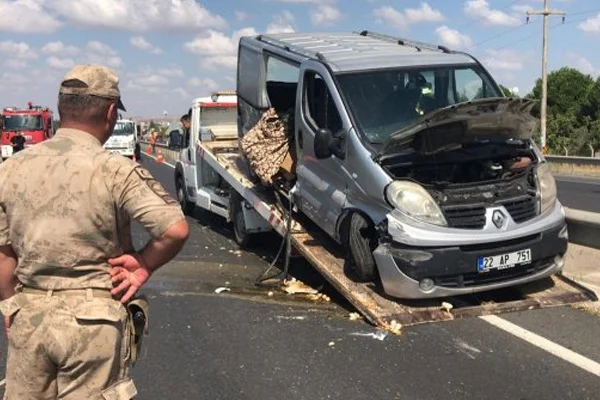 Tekirdağ'da minibüs refüjdeki bariyerlere çarptı: 2 ölü