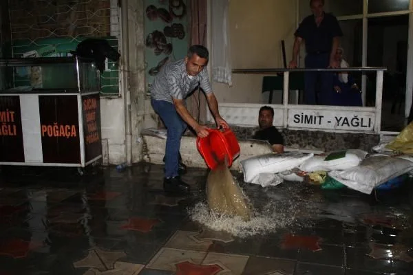 Tokat'ta ev ve iş yerlerini su bastı