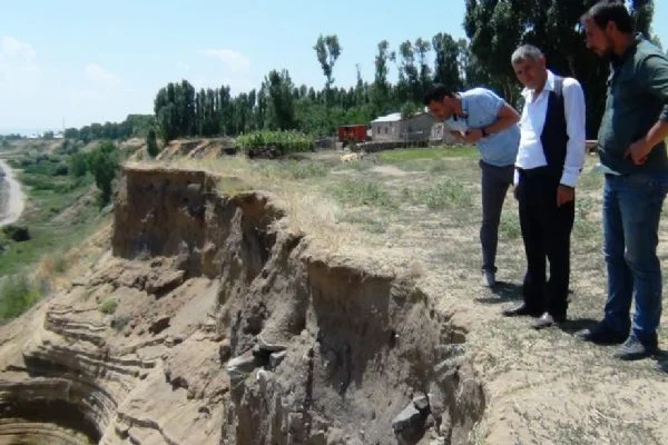 Toprak kayması tarihi mezarlığı açığa çıkarttı