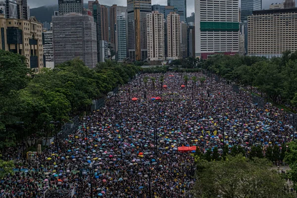 Twitter ve Facebook'tan Hong Kong operasyonu