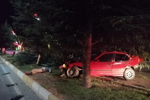 Uşak'ta ehliyetsiz sürücü kaza yaptı: 2 ölü