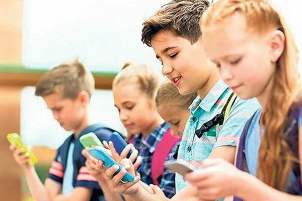 Uzmanlar uyarıyor: Çocuğa kaç yaşında akıllı telefon alınmalı?