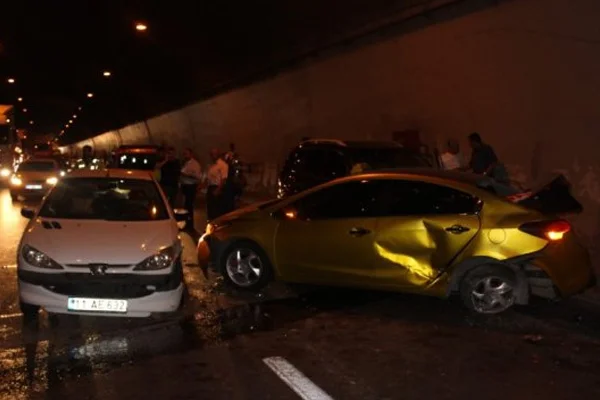 4 araç birbirine girdi, TEM kilitlendi
