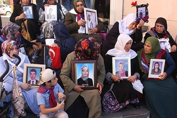 45 aile HDP önünde eylem yapıyor